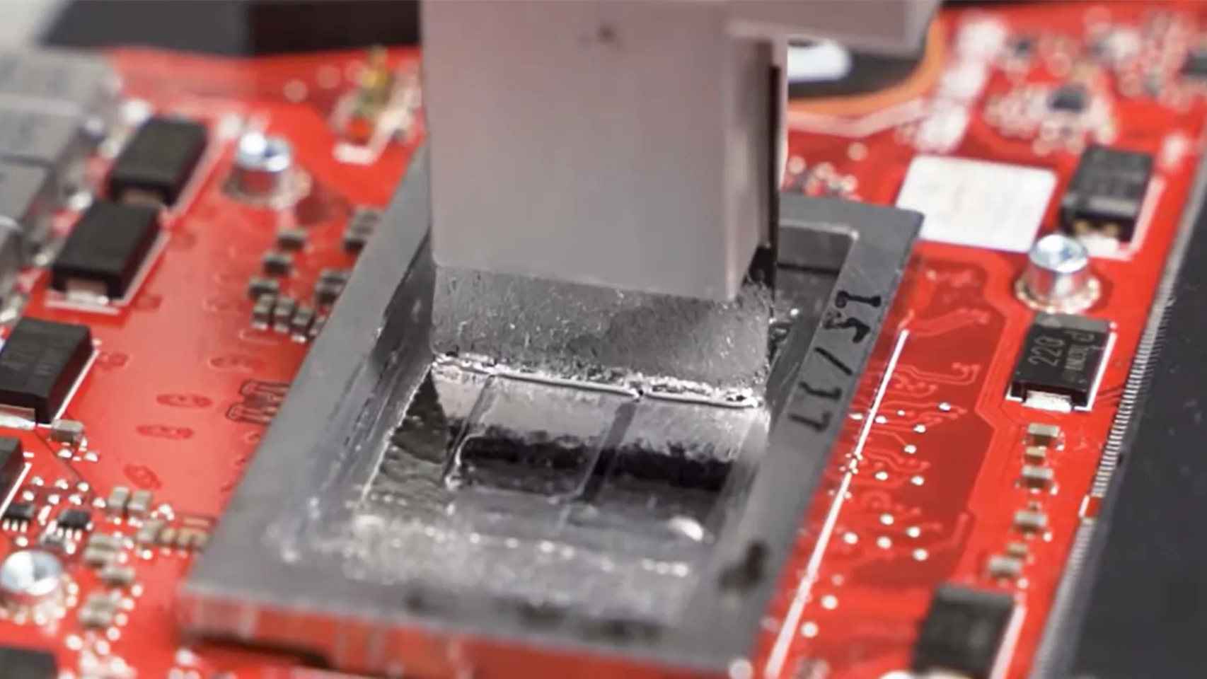 Una capa de metal líquido en el procesador de un portátil de Asus