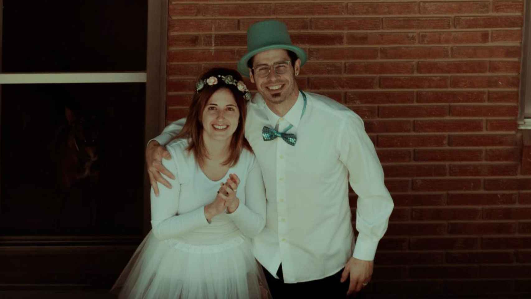 La pareja que ha celebrado la boda en su balcón de Arnedo (La Rioja), José López y Déborah Gurrea.