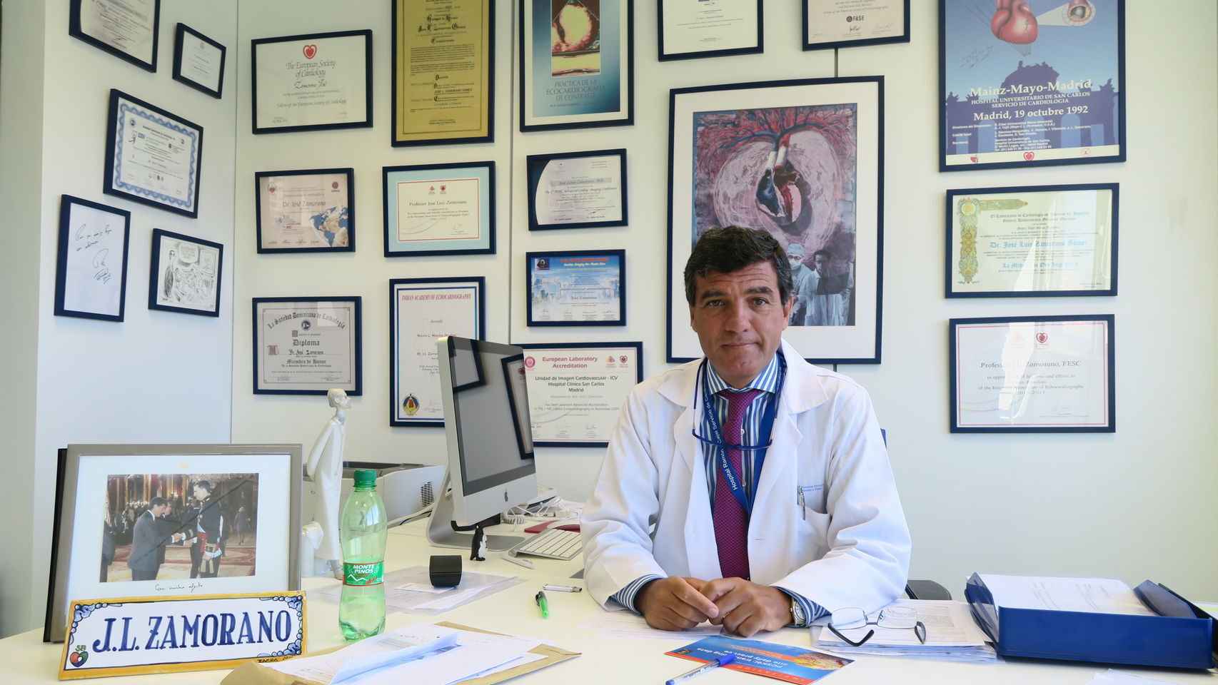 El doctor José Luis Zamorano, en una imagen en su consulta profesional.