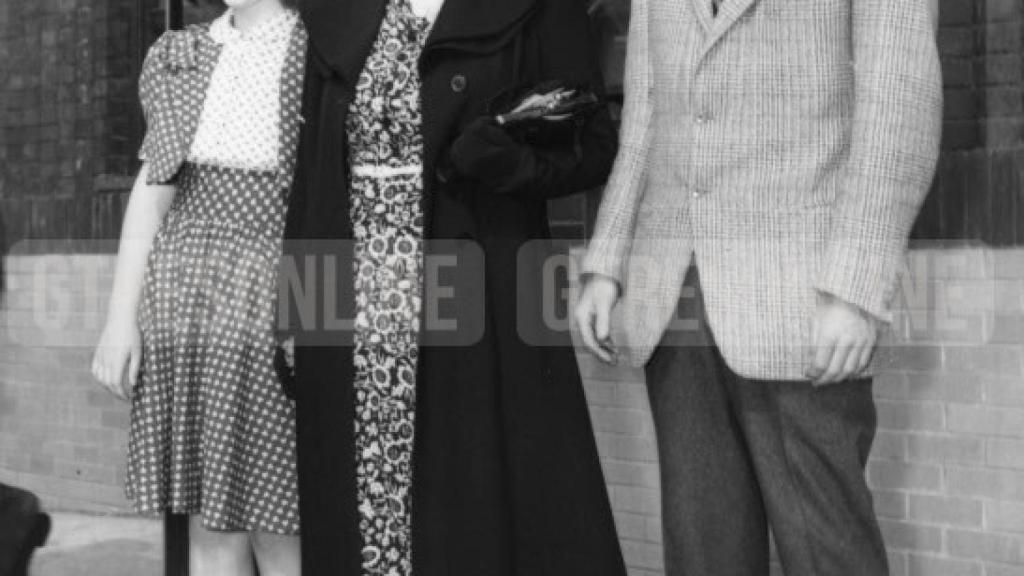Rosemary, en una foto de 1940, junto a sus hermanos John y Jean.