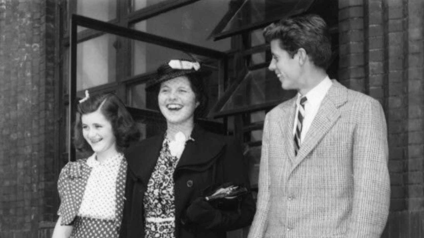 Rosemary, en una foto de 1940, junto a sus hermanos John y Jean.