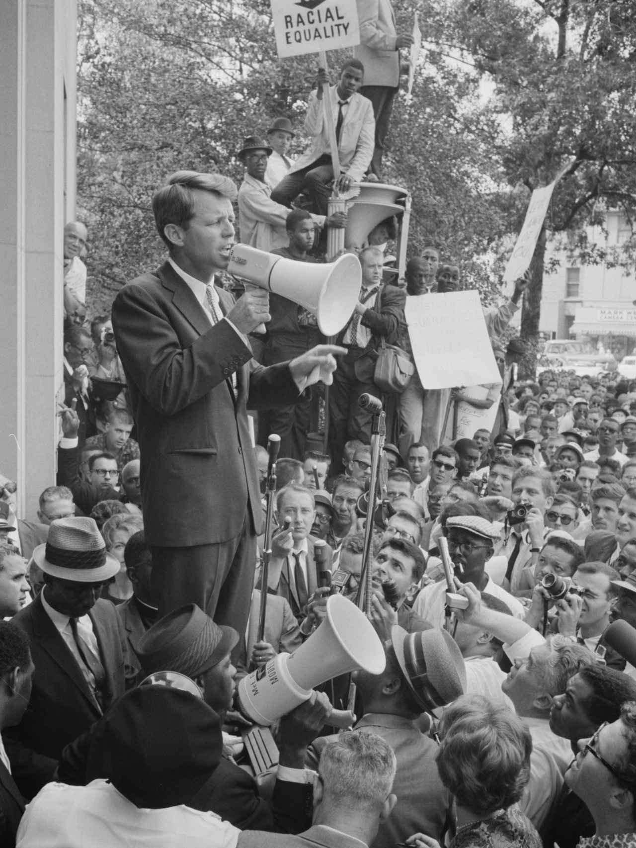 Robert Kennedy, hablando a la multitud en junio de 1963.