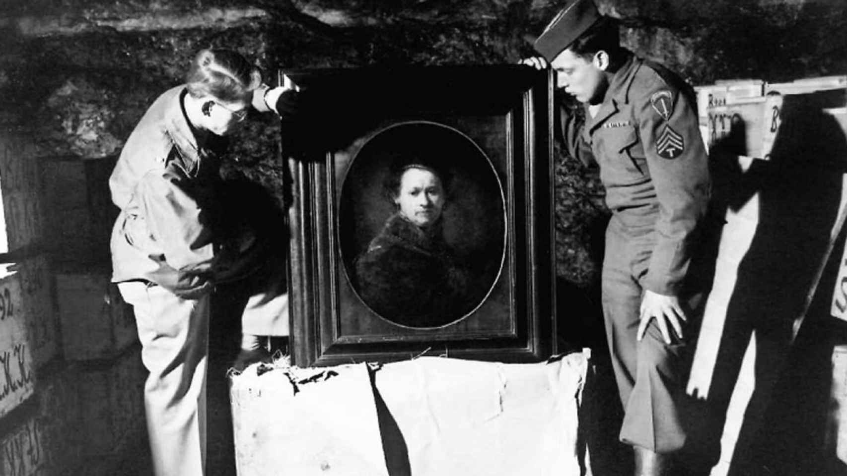 Soldados aliados con un cuadro de Rembrandt hallado en una mina.