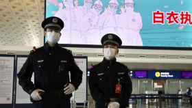 Policías chinos en el aeropuerto de Wuhan.