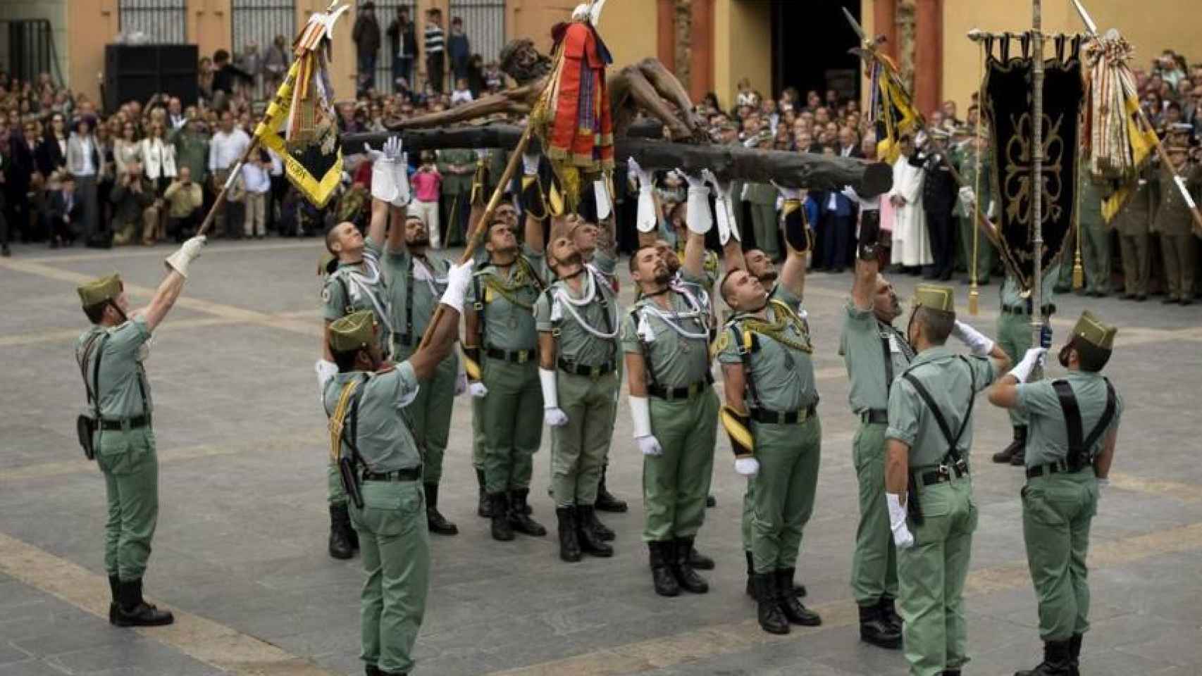 Legionarios portan al Cristo de Mena de Málaga en su traslado.