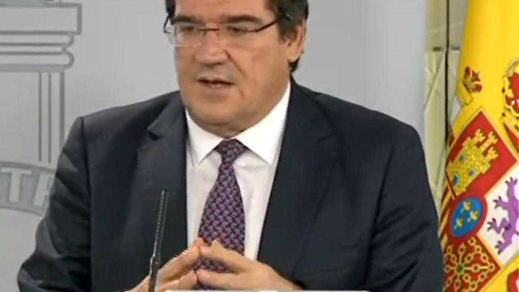 Escrivá dice que la destrucción de empleo se estabiliza en abril
