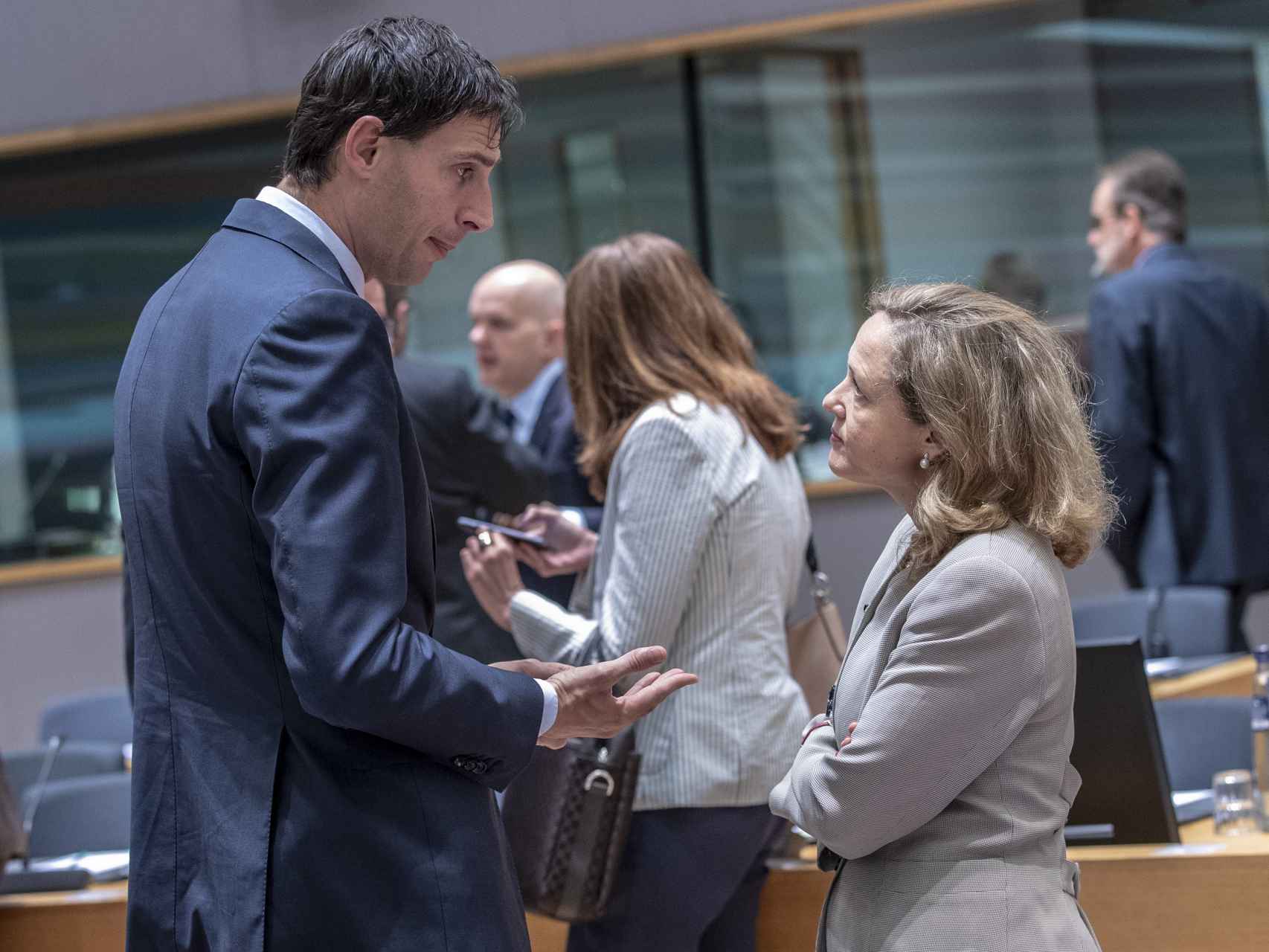 Nadia Calviño conversa con Wopke Hoekstra durante una reunión del Eurogrupo