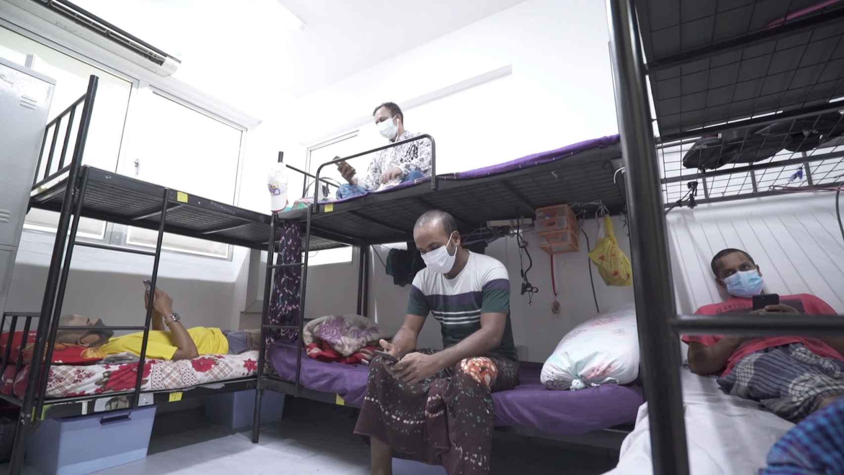 Trabajadores inmigrantes obligados a permanecer en cuarentena, en Singapur.