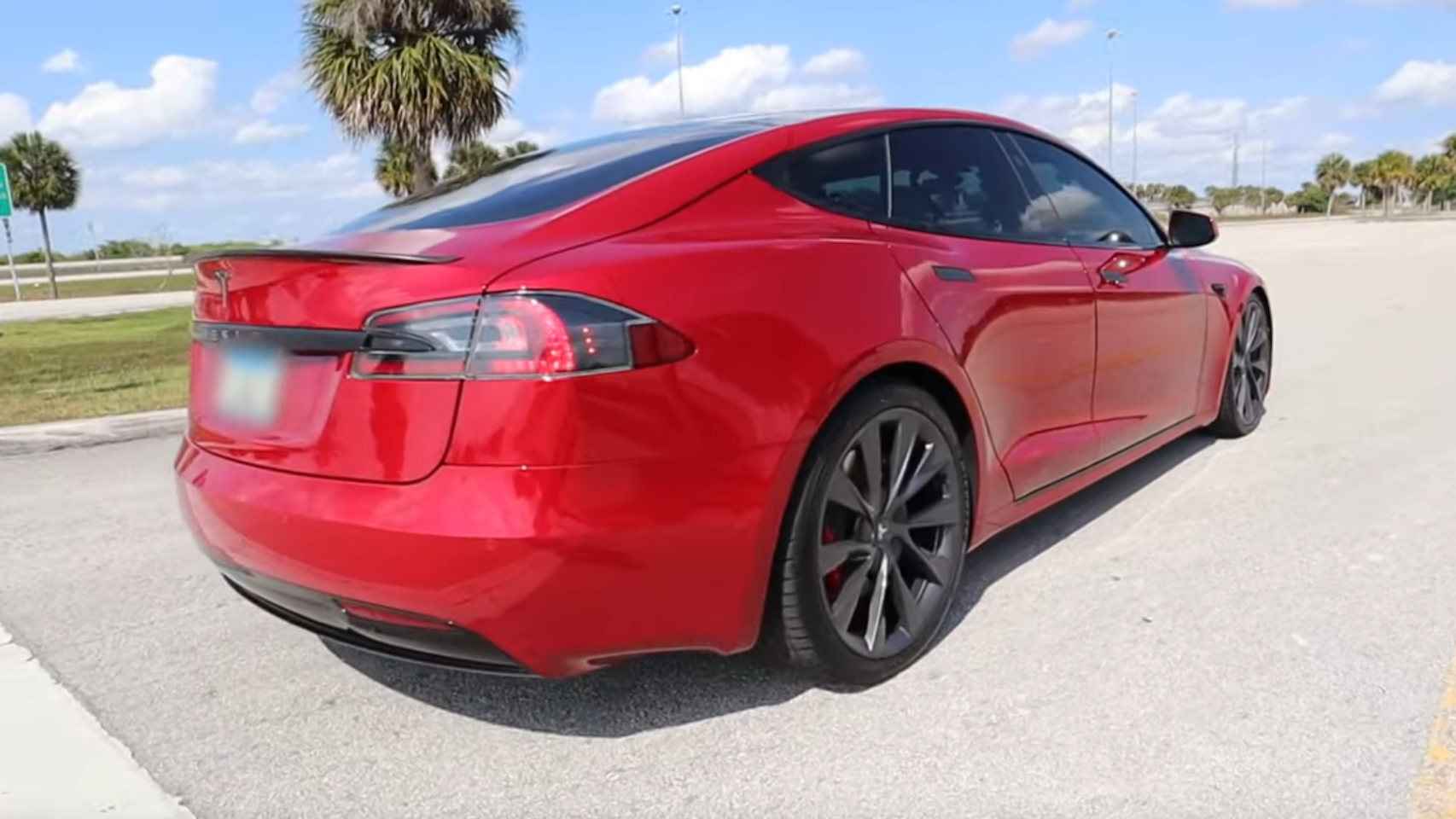 Tesla Model S con la suspensión delantera más baja