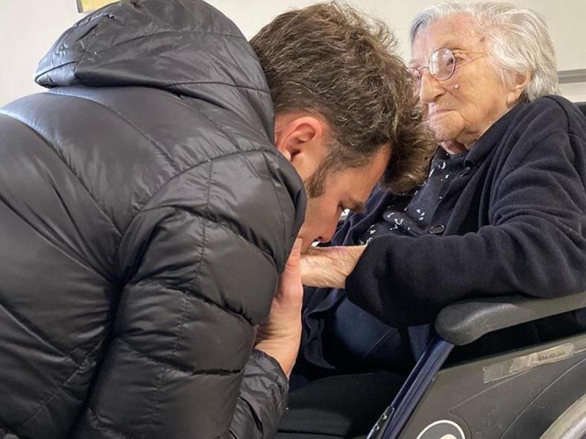 Fonsi Nieto y su abuela, Teresa Roldán.