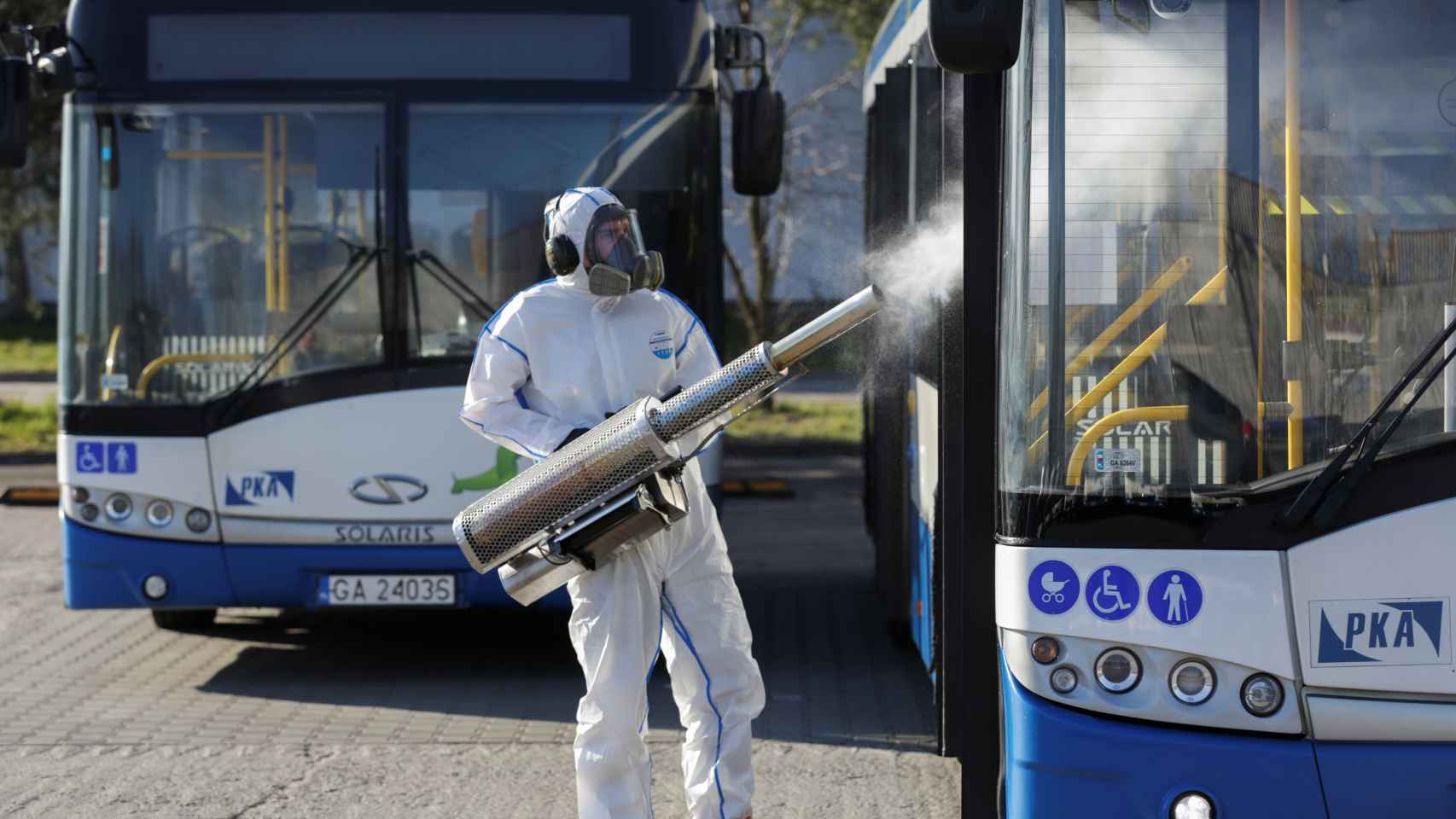 Un trabajador desinfecta un autobús público en Gdynia, Polonia.