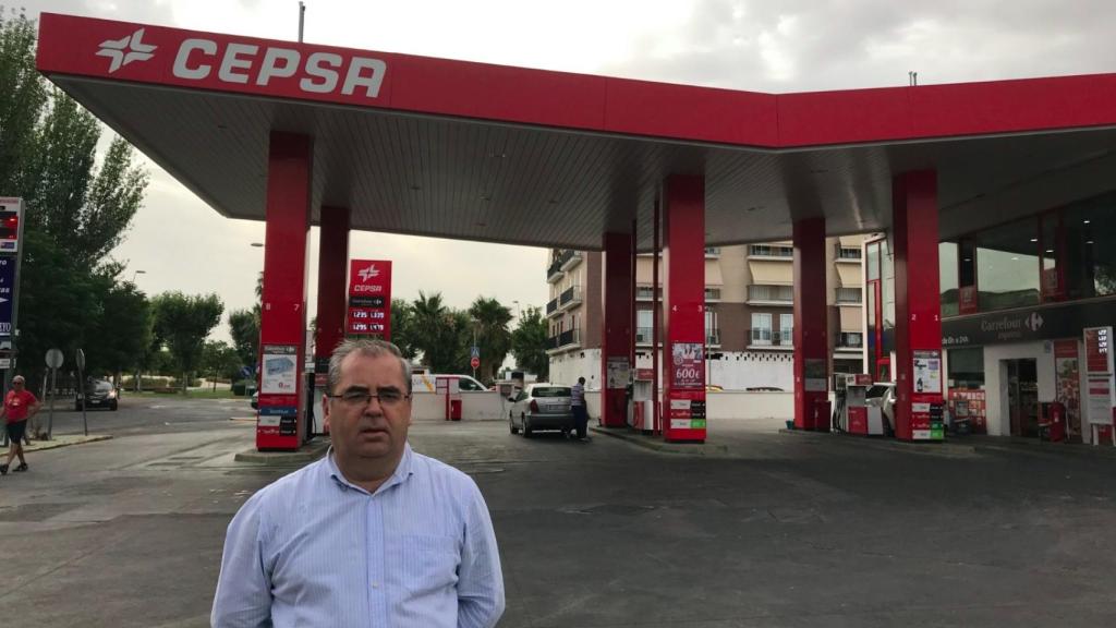 Fernando Mena, en su gasolinera de Villanueva de la Serena (Badajo).