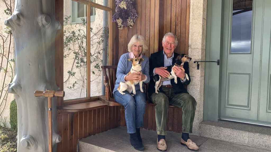 El príncipe de Inglaterra y la duquesa de Cornualles han compartido una tierna foto con sus perros.