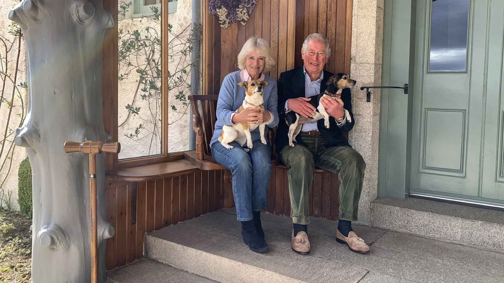 El príncipe de Inglaterra y la duquesa de Cornualles han compartido una tierna foto con sus perros.