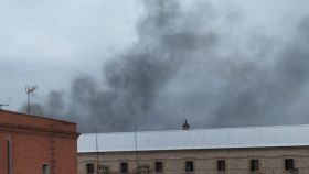 Columna de humo procedente de la prisión de Ocaña.