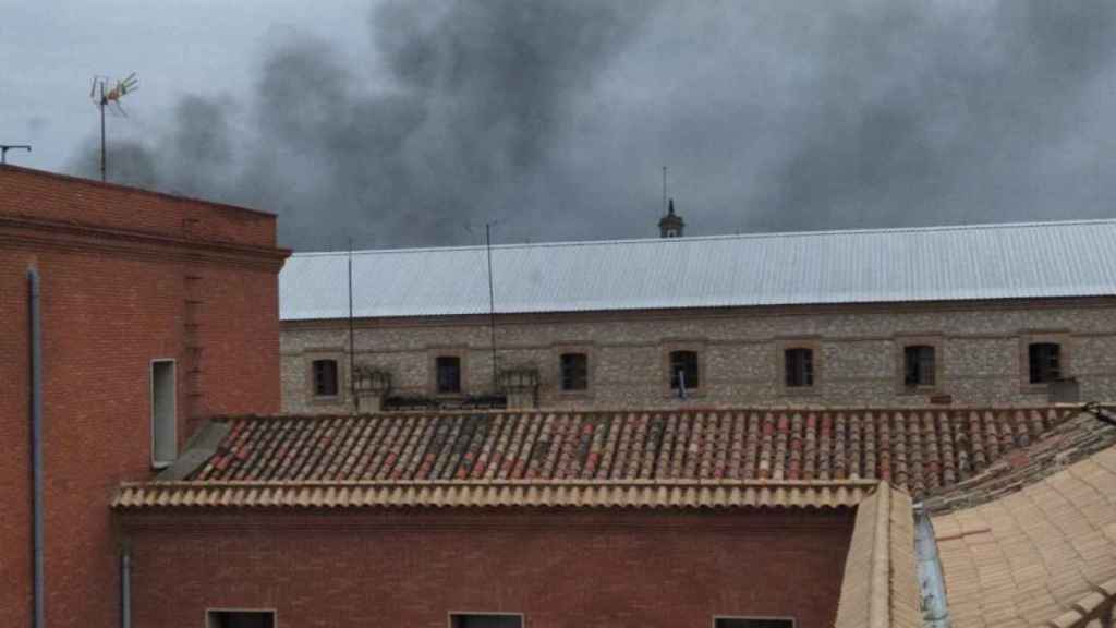 Columna de humo procedente de la prisión de Ocaña.