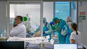 Personal sanitario en la UCI temporal para enfermos de coronavirus en el hospital Germans Trias i Pujol de Badalona.