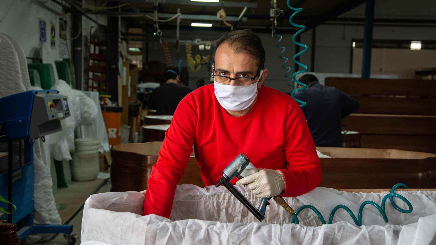 Antonio Pérez, comercial de Adean, ayudando en la fábrica por el pico de producción.