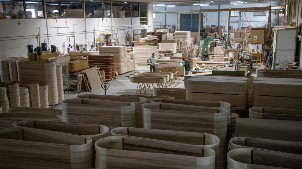 Adean fabrica unos 24.000 ataúdes cada año.