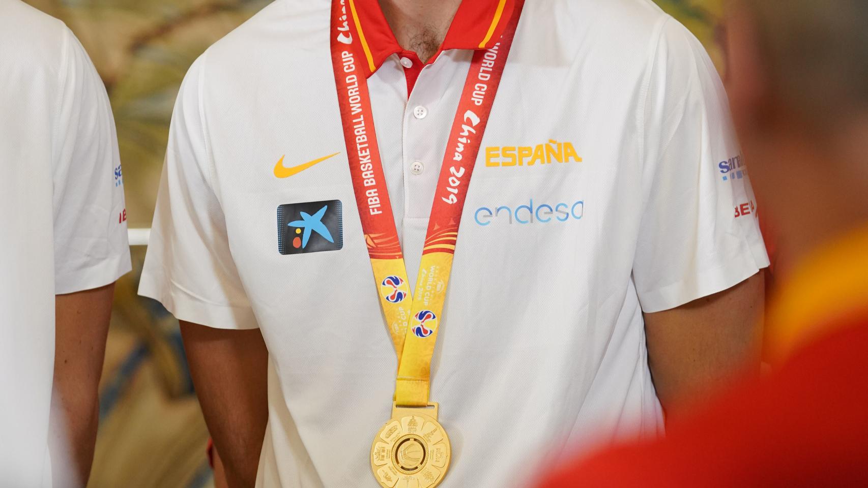 Javier Beirán posa con su medalla de oro