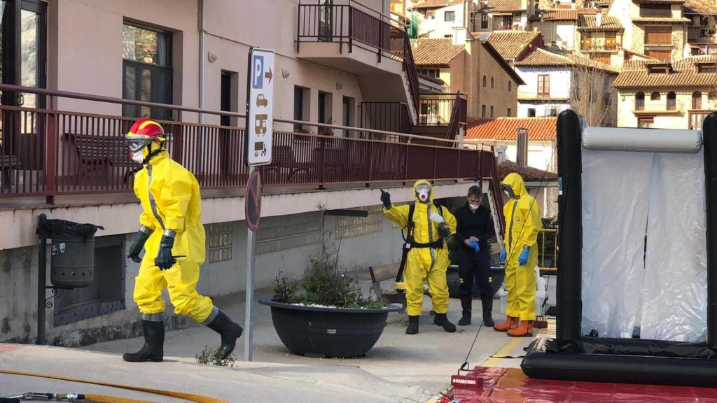 Un equipo sanitario llega a la residencia de Valderrobres.