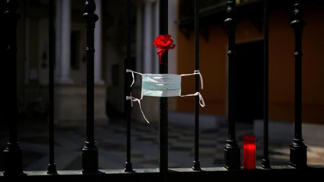 Una mascarilla en la puerta de la Basílica de La Macarena.