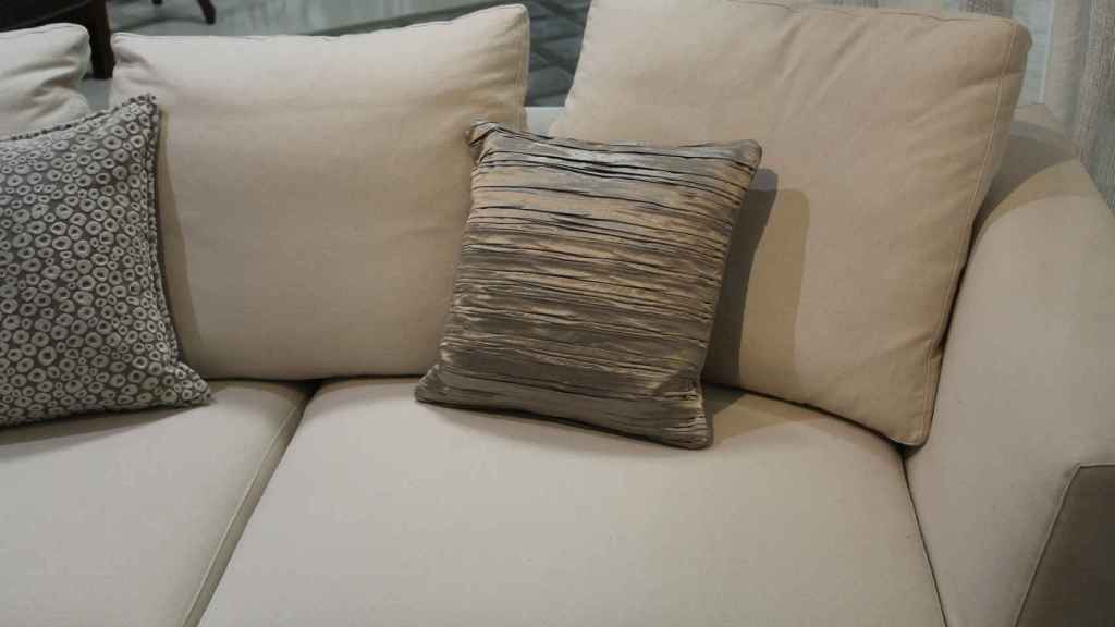 Trucos caseros para limpiar la tapicería de tu sofá