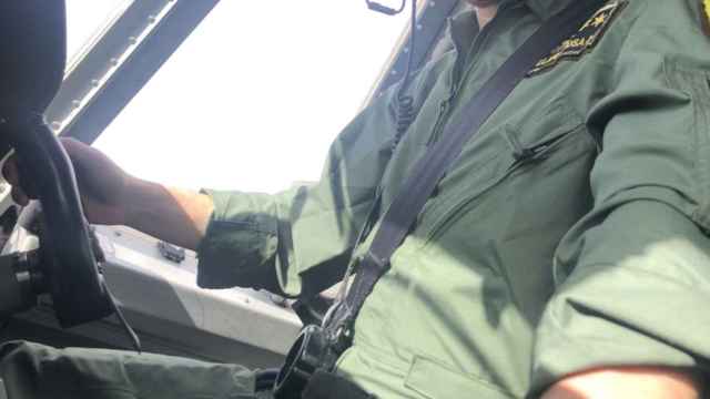 Ángel, piloto del Ala 35, encargada de transportes de emergencia relacionados con la epidemia.