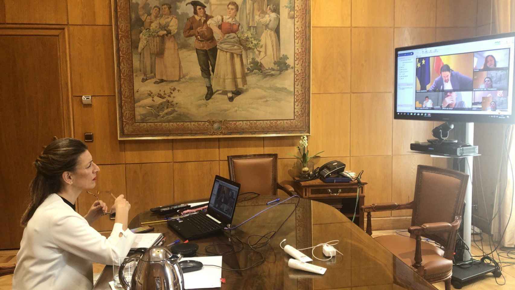 Yolanda Díaz, ministra de Trabajo, reunida desde su despacho con Pablo Iglesias.