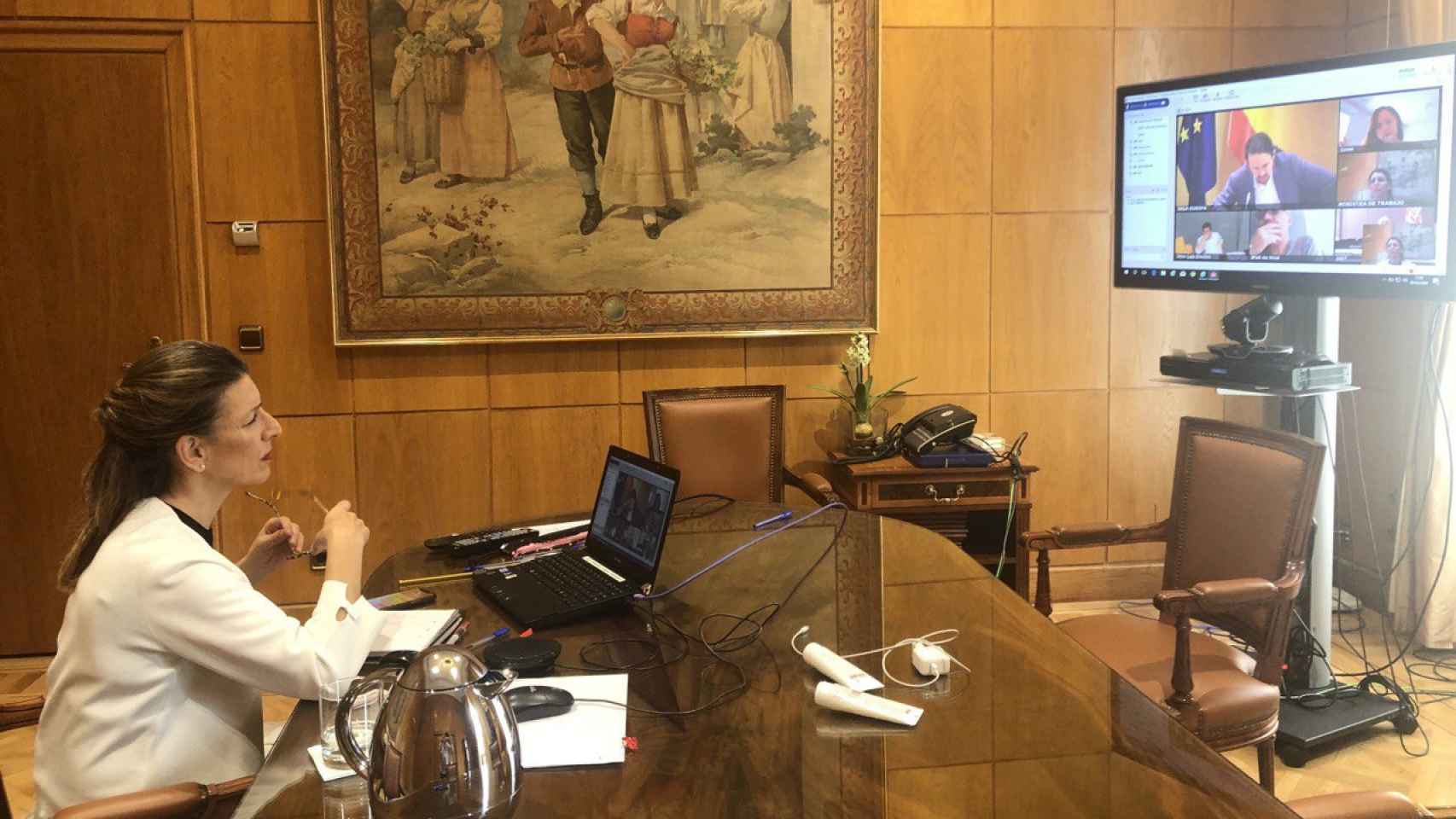Yolanda Díaz, ministra de Trabajo, reunida desde su despacho con Pablo Iglesias para el proyecto de IMV 'Puente'.