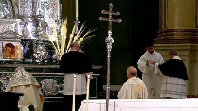 Misa en la catedral de Granada este Viernes Santo.