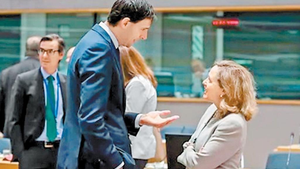 El ministro de Finanzas de Holanda, Wopke Hoekstra, junto a Nadia Calviño.