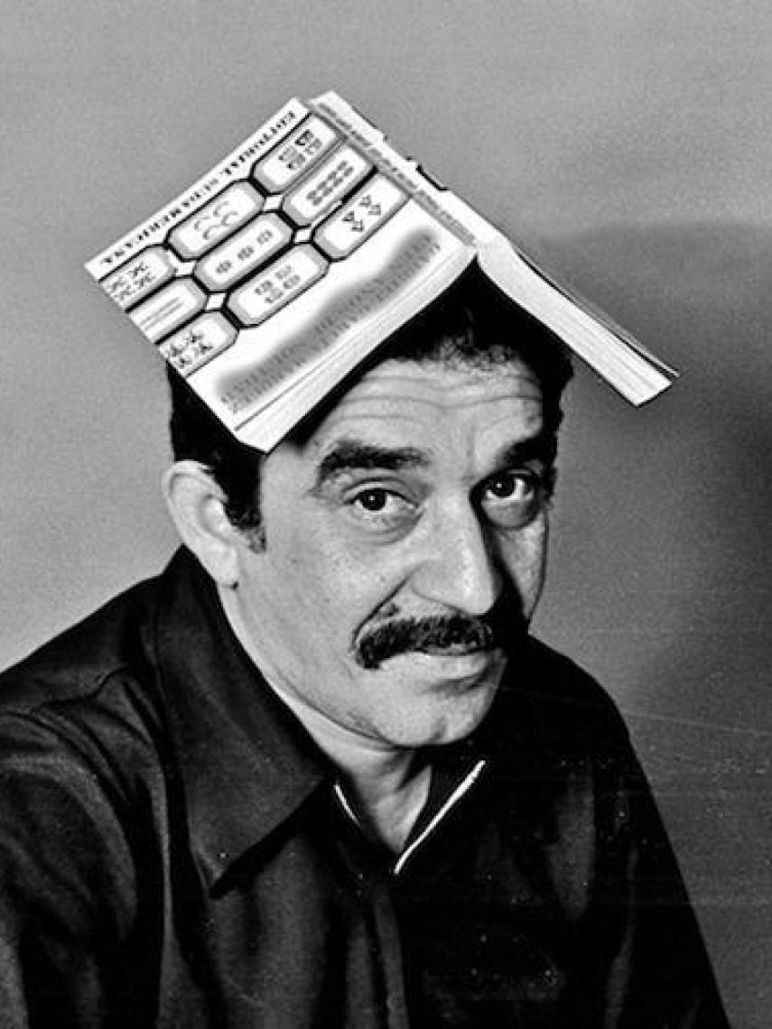 Gabo bajo el tejado de 'Cien Años de Soledad'. Por Colita.