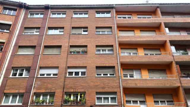 Un edificio de viviendas de segunda mano en Oviedo.