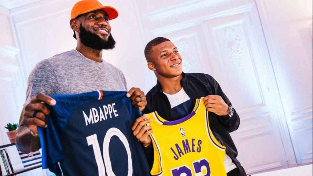 Kylian Mbappé y LeBron James compartiendo camisetas