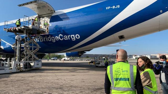 Isabel Díaz Ayuso recibiendo este domingo al avión.