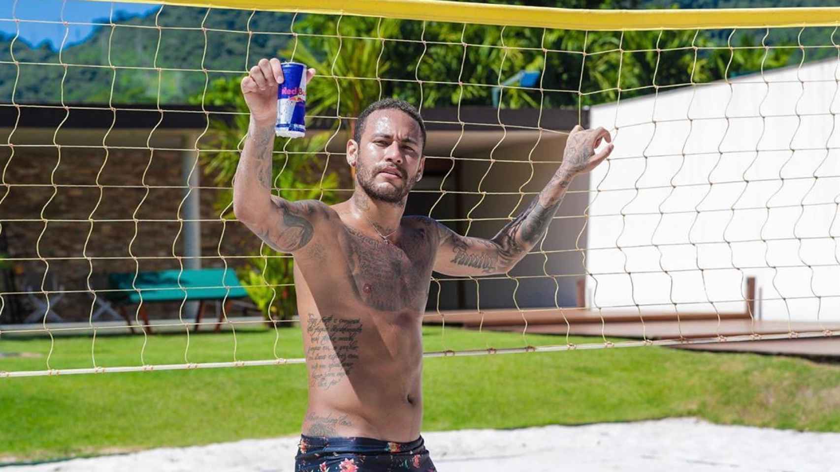 Neymar, de vacaciones en Brasil jugando al futvóley