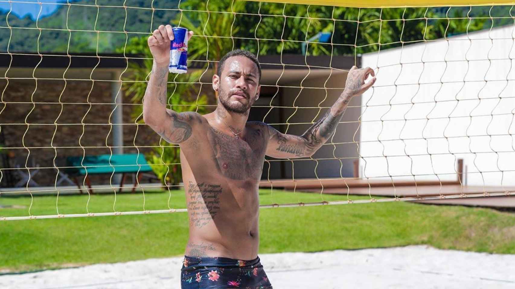 Neymar, de vacaciones en Brasil jugando al futvóley