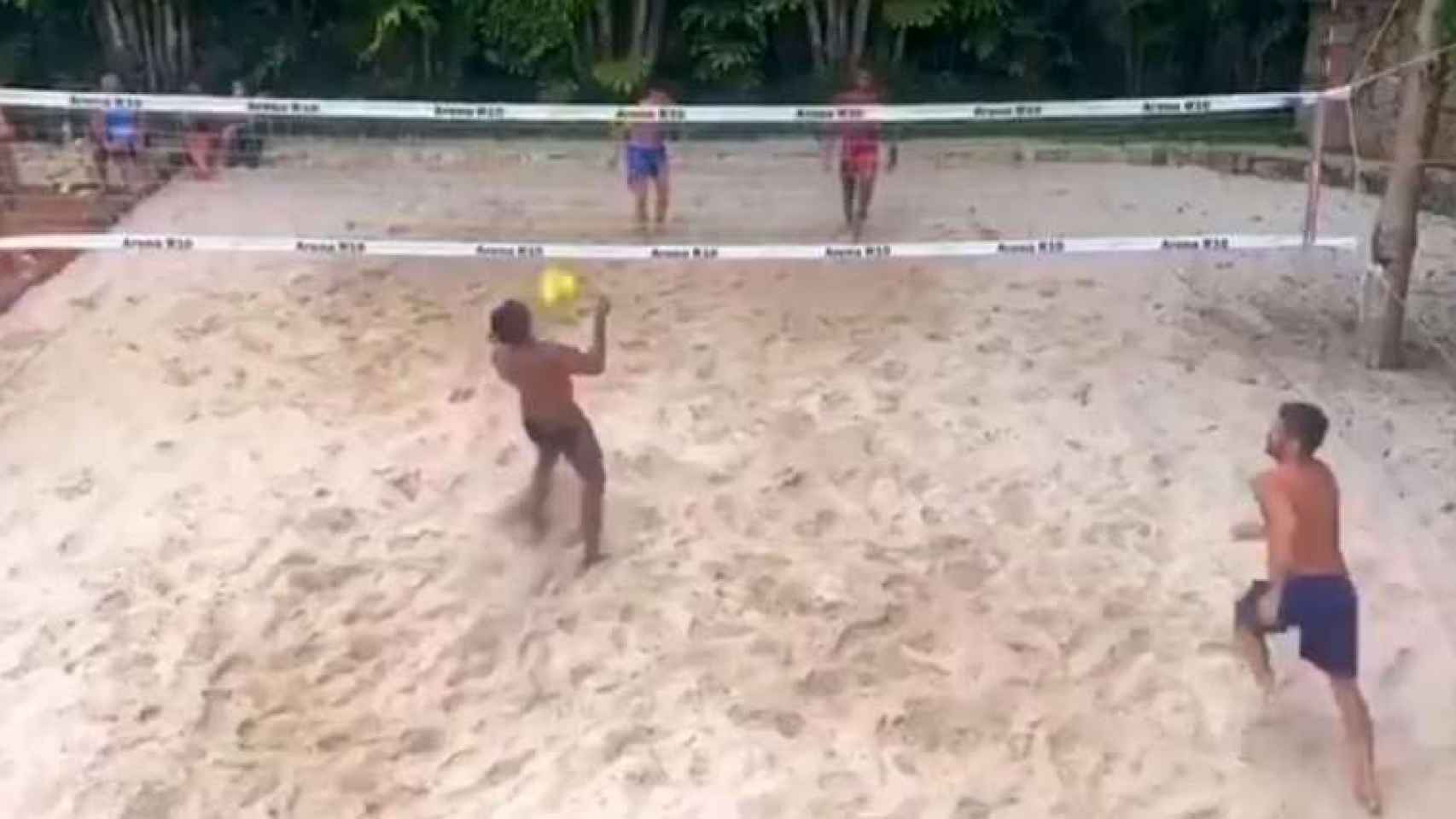 Ronaldinho jugando al futvóley