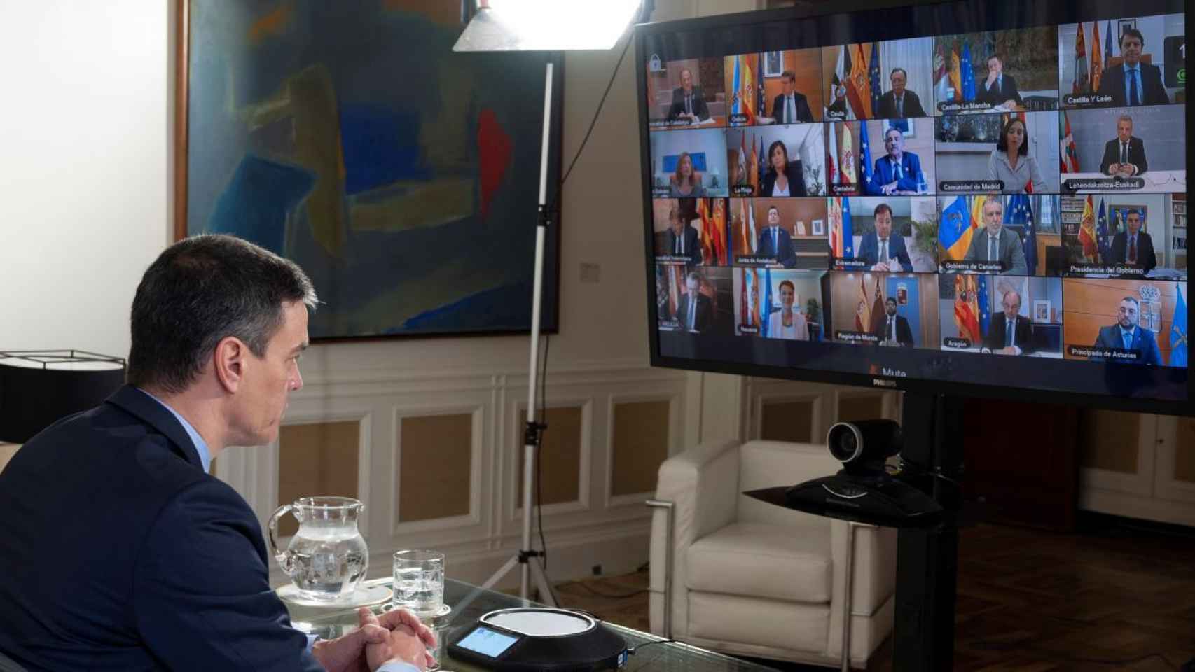 El presidente del Gobierno, Pedro Sánchez, en videoconferencia con los presidentes autonómicos.