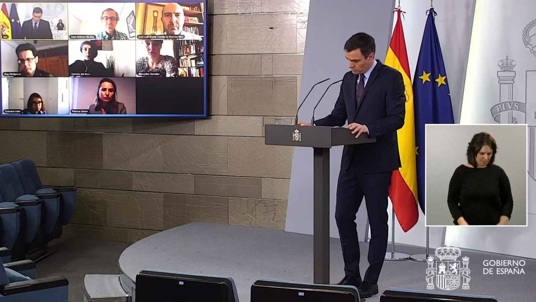 Pedro Sánchez, atendiendo las preguntas de los periodistas en la sala de prensa de Moncloa.