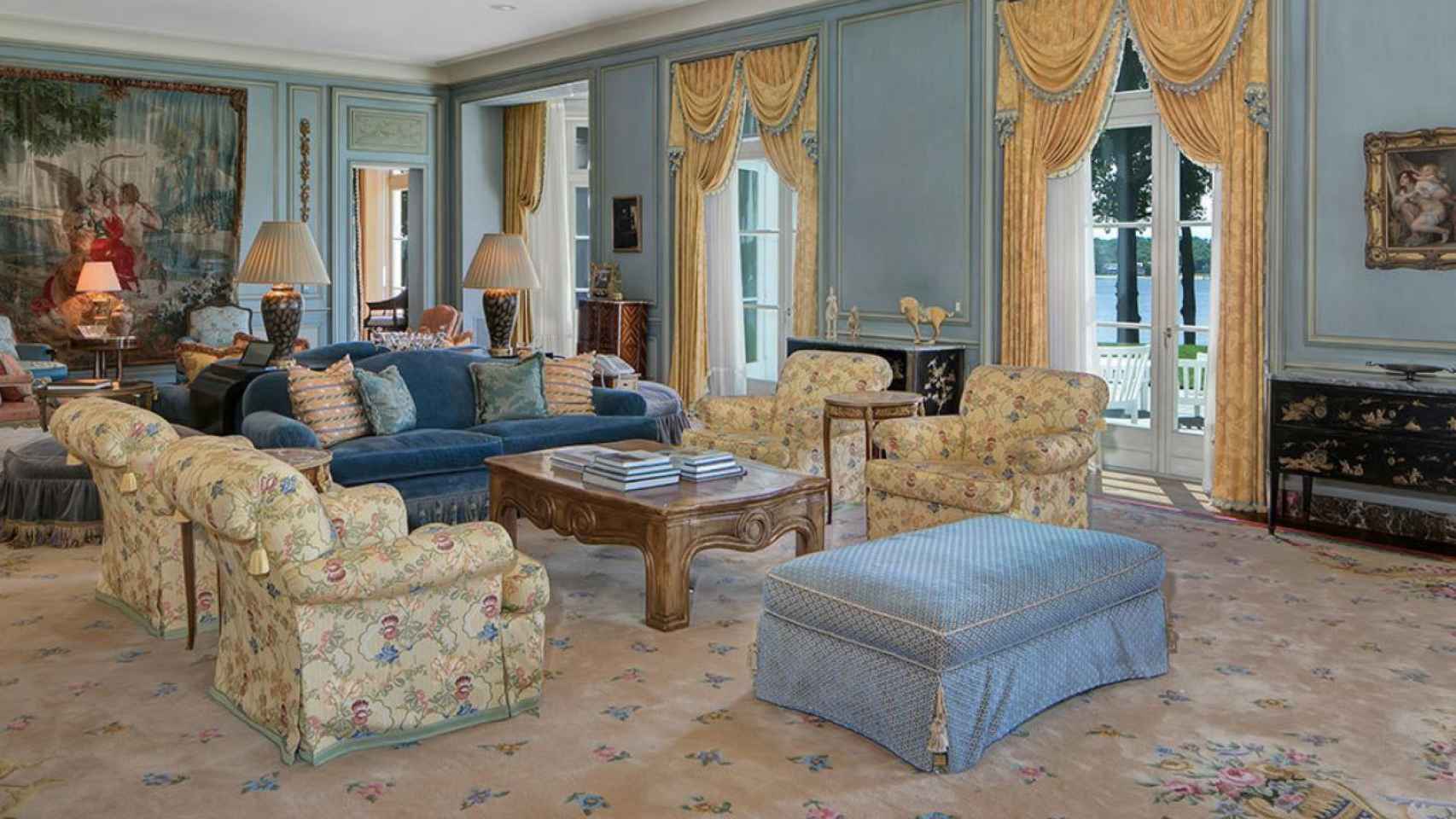 El interior de la casa está decorada con muebles de estilo francés.