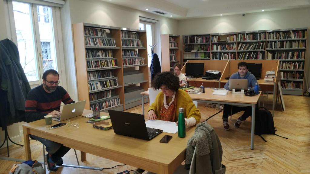 Los alumnos de Residencias en la biblioteca de la Academia (antes del confinamiento)