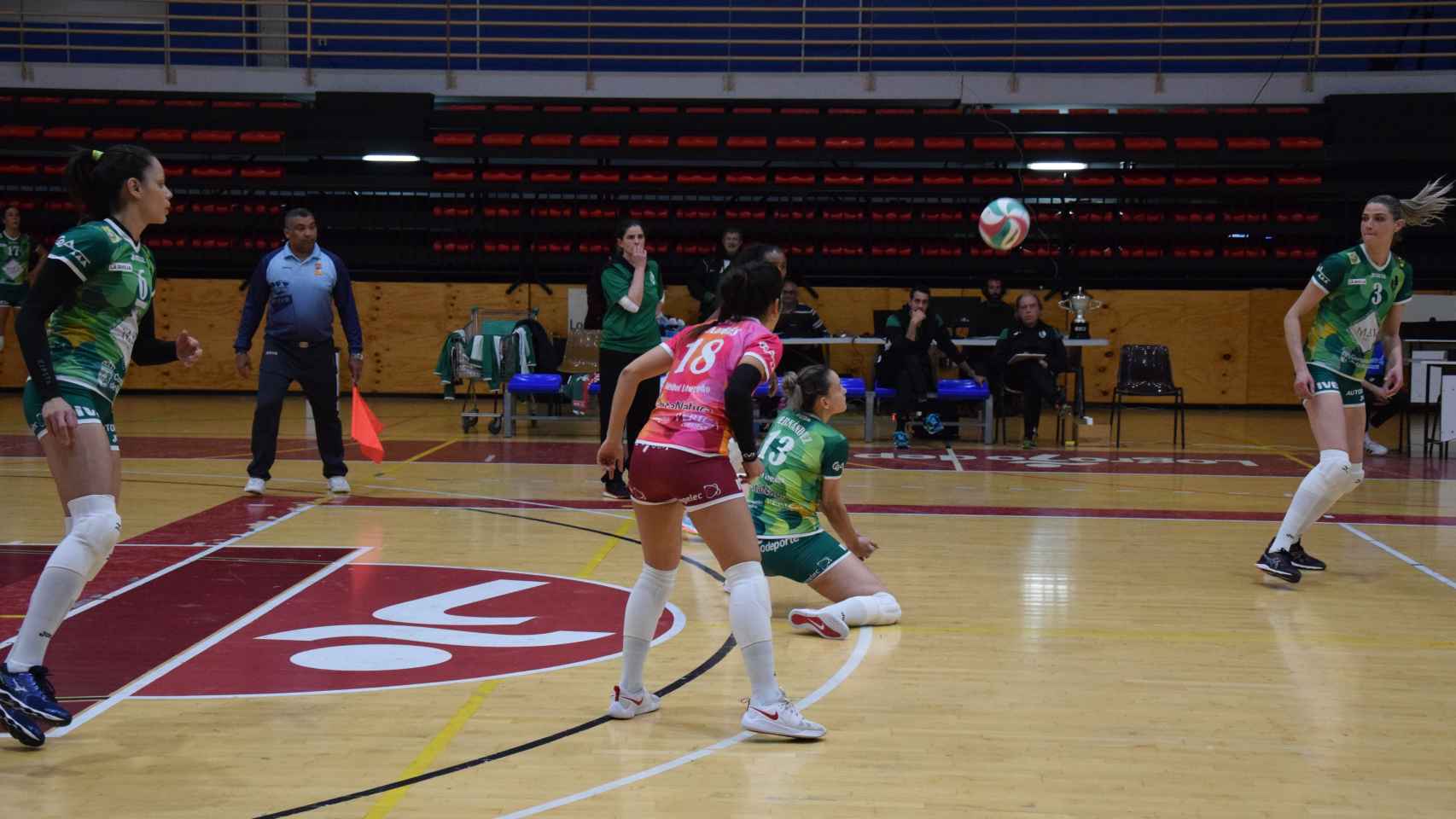 Las jugadoras del May Deco Voleibol Logroño, durante un partido