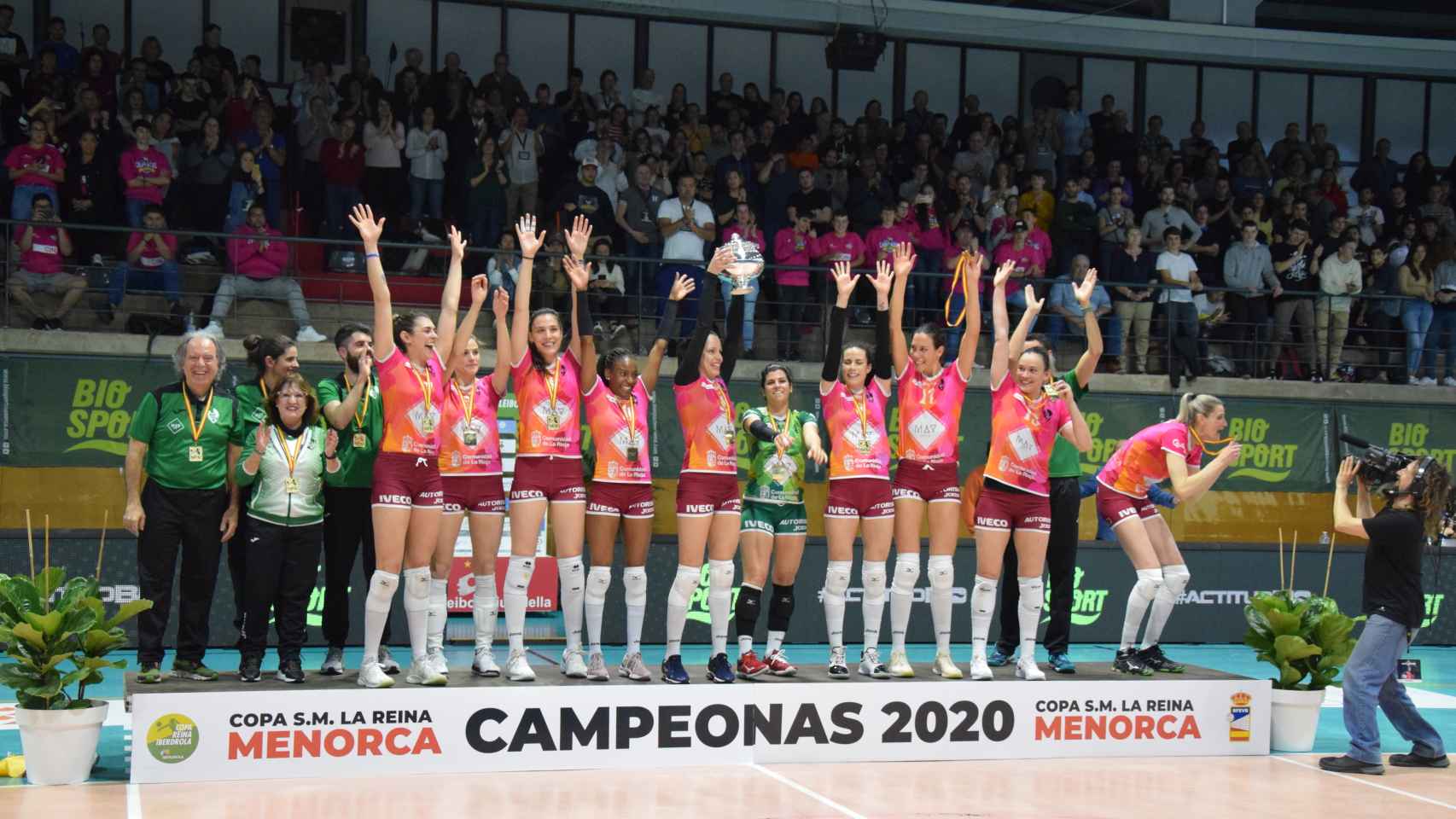 Las jugadoras del May Deco Voleibol Logroño celebran la consecución de la Copa de la Reina de 2020
