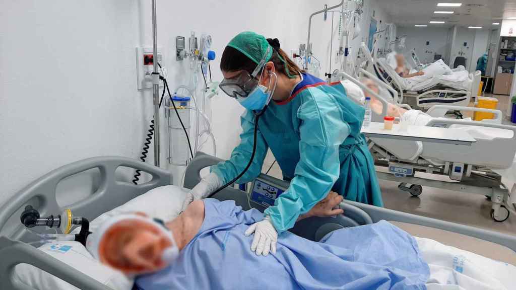 María Herrera auscultando a un paciente.