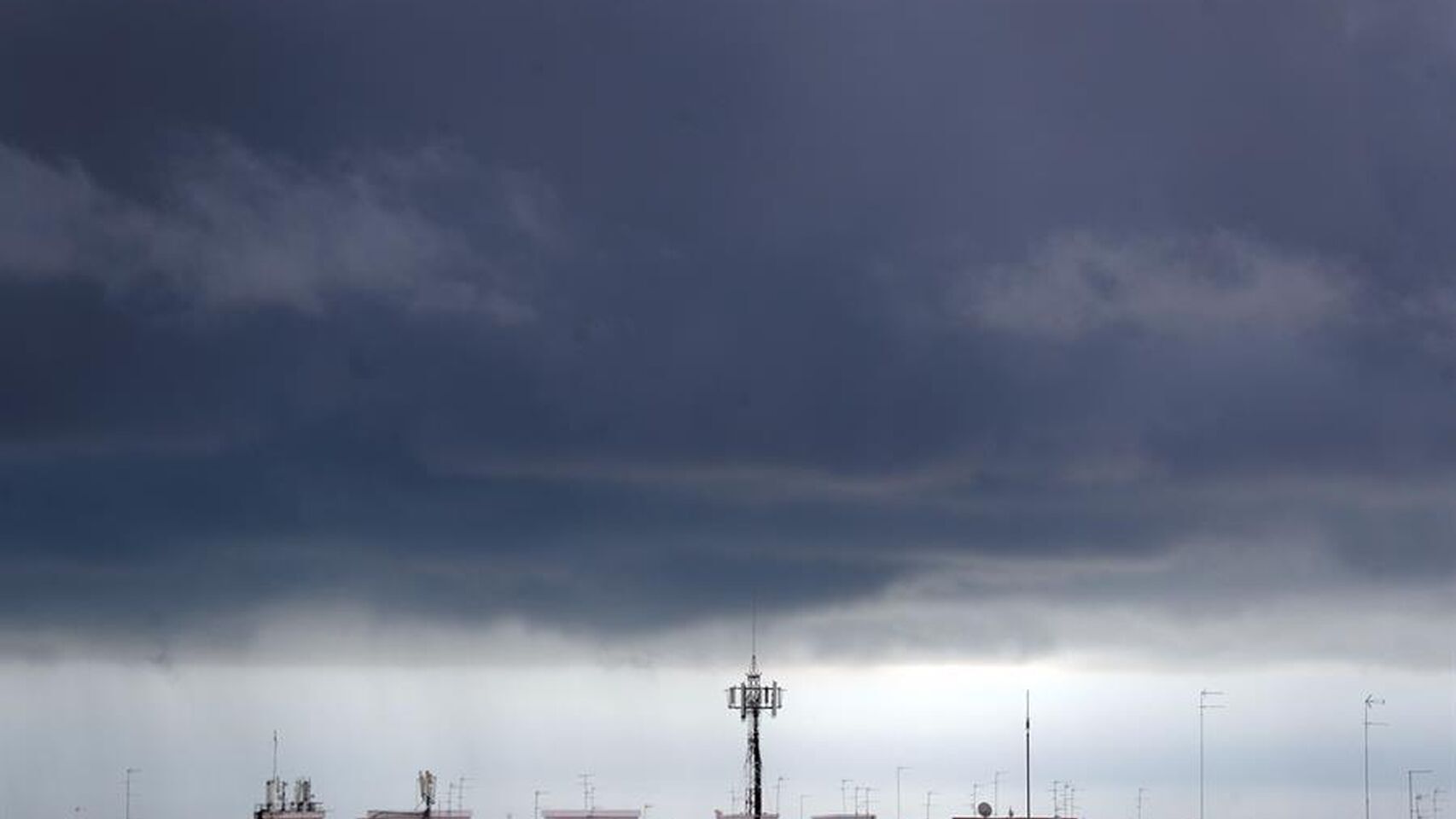 Vista general del frente de nubes sobre la población de Burjassot, Valencia.