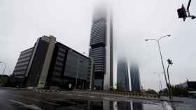 La niebla cubre el complejo de las Cuatro Torres de Madrid este Viernes Santo. EFE/Mariscal