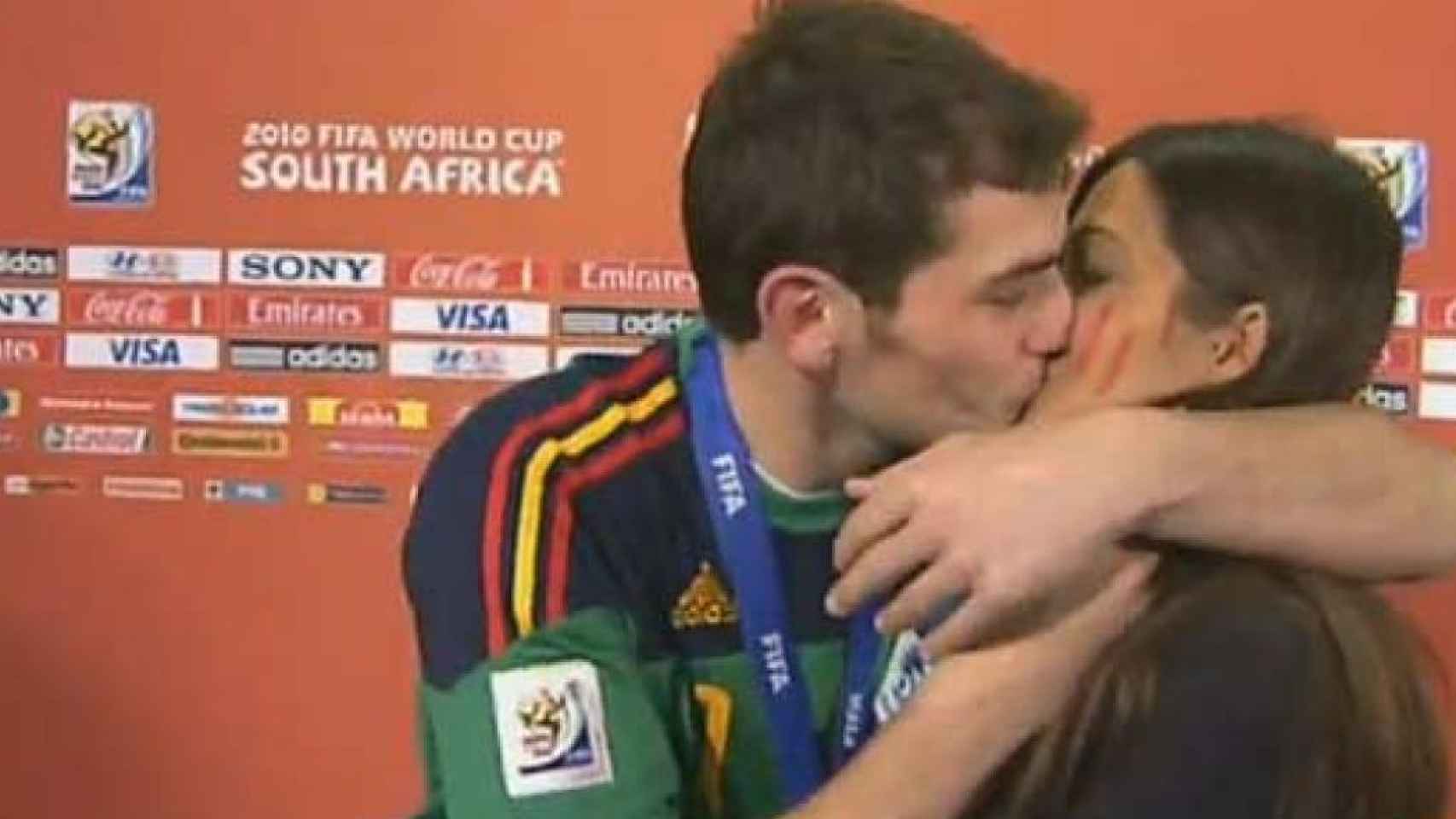 Beso de Iker Casillas a Sara Carbonero después de que España ganase el Mundial de Sudáfrica