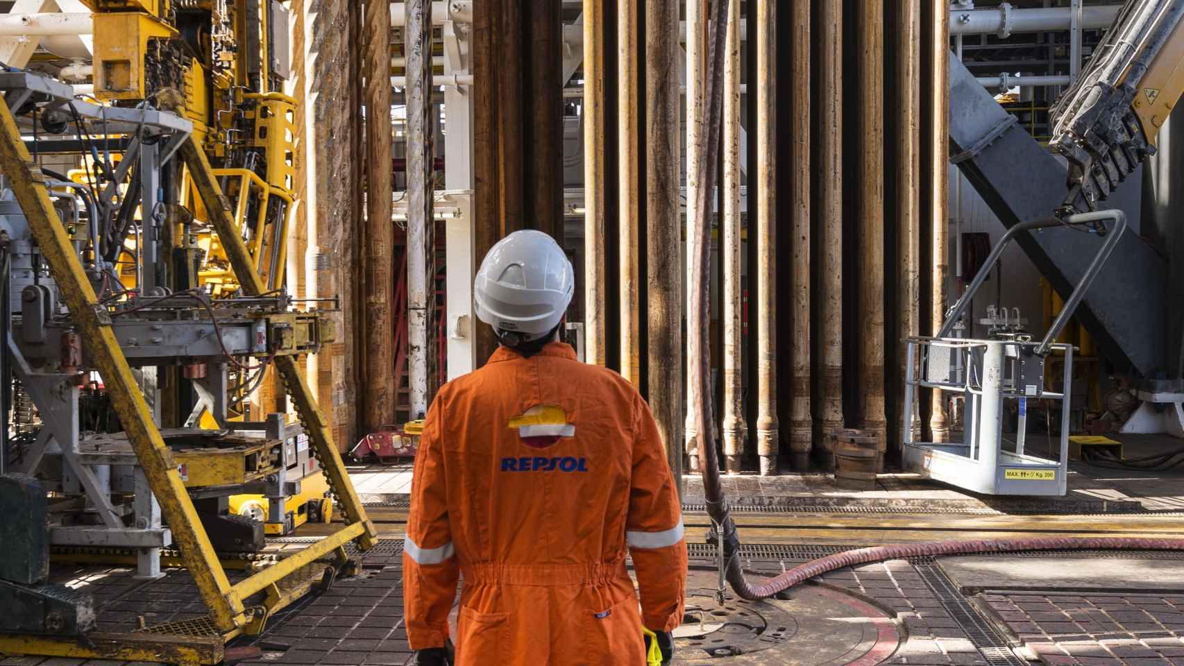 Un trabajador en una plataforma petrolífera.